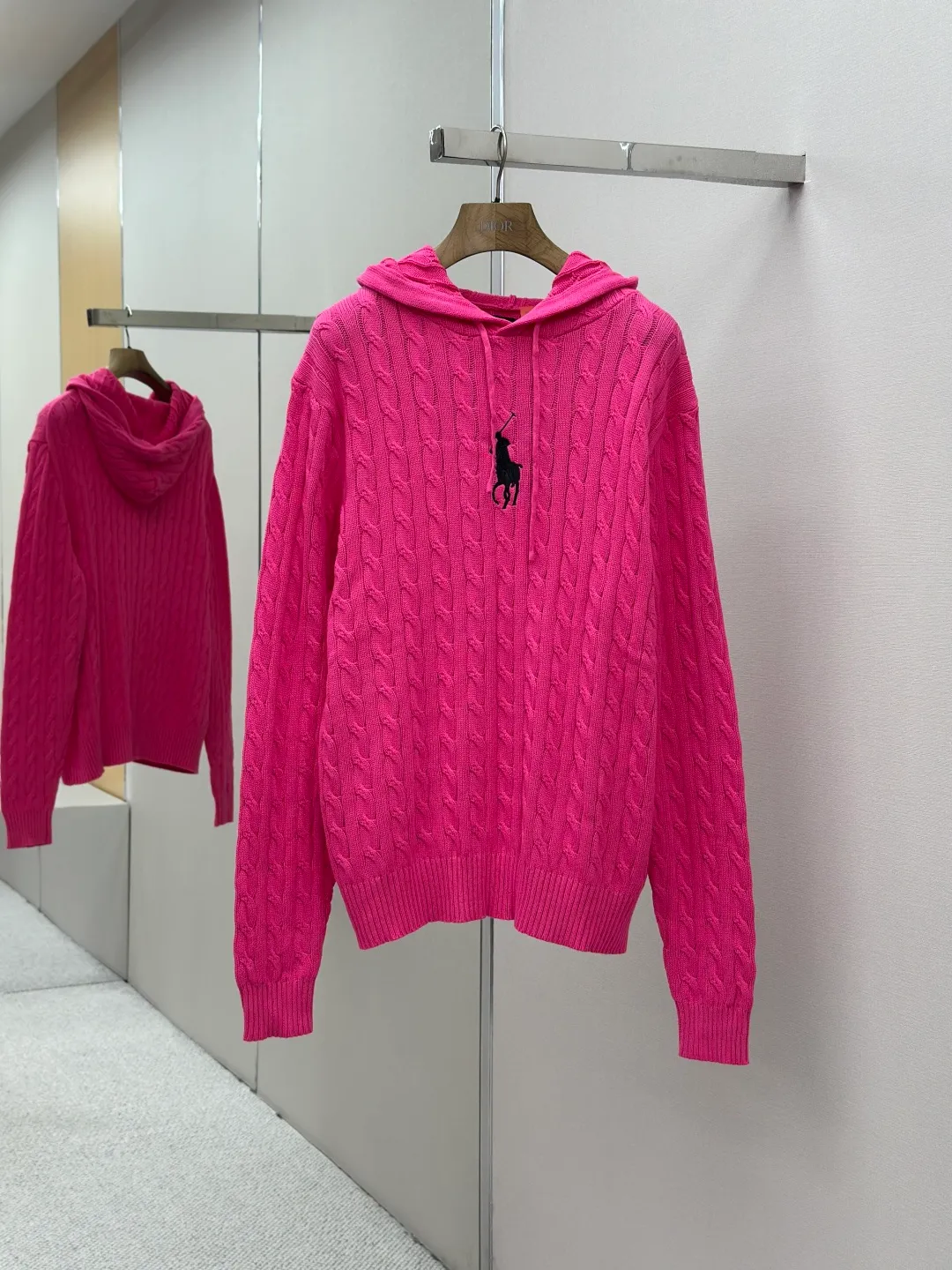 P490 Ralph Lauren embroidered hooded cable sweater. Tailor-woven velvet-feel wool twist. Light and warm as clouds. Comfortable against the skin. Use blazing pink as the canvas and add a touch of black as the highlight of the soul. Dare to stand out and know how to restrain. The iconic horse logo embroidery is embellished on the chest. Untimely but fatal romance. Gentleman's style philosophy. The classic cable knitting structure design injects the soul. The arrangement is precise and orderly. The dance of the hood is a combination of strength and softness. Give the classics a sense of the future, make retro no longer outdated, and stick to the timeless elegance and taste. Process 1: Use imported machine embroidery technology and use advanced computer control systems and precision mechanical components to achieve the iconic pony embroidery operation with high precision and smooth and delicate lines. Process 2: Three-dimensional cable weaving. Through the clever shifting and interweaving of coils, adjacent coils are cross-shifted to form a twisting effect of cable. The lines are smooth and regular, time-consuming and laborious. Process 3: Garment washing water plus soft and deodorizing process. Deep cleaning and deodorizing of clothes through professional washing equipment and specific detergents. Improve the feel and appearance of clothes. Accessories: Customized Ralph Lauren trademark. Version: Fitted version. Size: S M L XL. Style number: CC921-B60.